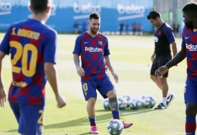 ميسي يشارك في تدريبات برشلونة استعداداً لملاقاة بيتيس
