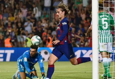غريزمان يسطع في فوز برشلونة العريض على بيتيس