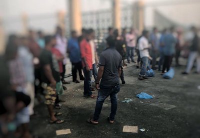 "الرقابة البحرية": ضبط عمالة آسيوية مخالفة للقانون في سوق سمك فرضة الحد