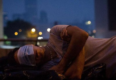 هل تستيقظ فجأة أثناء نومك؟.. العلم يفسر الظاهرة
