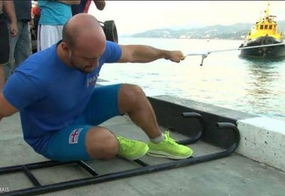  سحب سفينة وزنها 200 طن بأصبع واحد.. ويسعى إلى دخول "غينيس" 