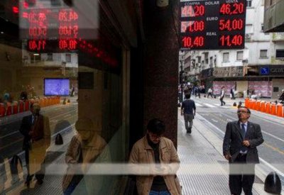 البيزو يهبط مجددا و"المركزي" يبيع 262 مليون دولار