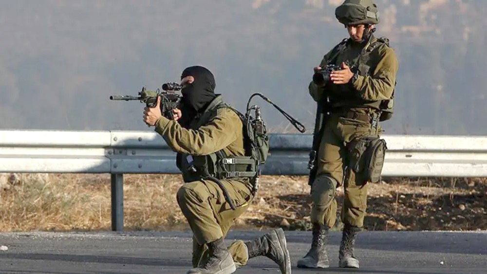 الاحتلال يقتل فلسطينياً على حدود غزة.. ويستهدف مركزاً لحماس