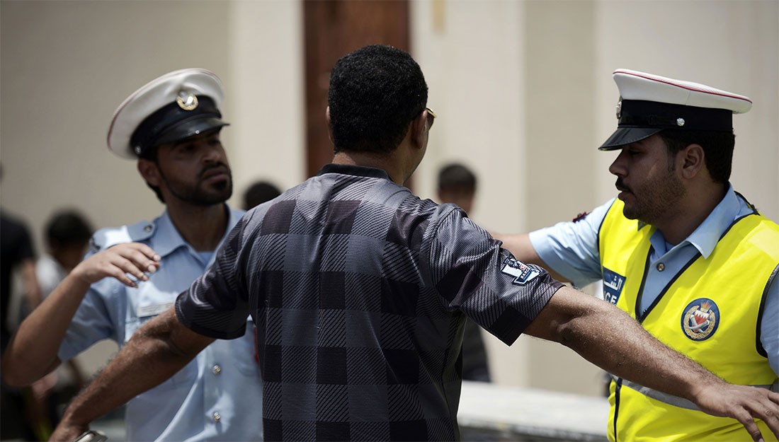 متهم يضرب شرطي بدورية أمنية محاولا الهرب مدعيا تعرّضه للاختطاف