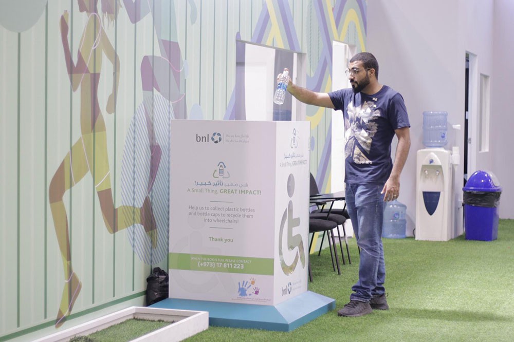 "مدينة شباب 2030" تجمع البلاستيك لدعم تمويل كراسي متحركة بتقنيات متطورة