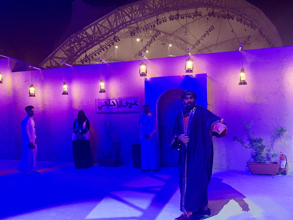 ساحة العلماء تستقطب وتلهم زوار سوق عكاظ 