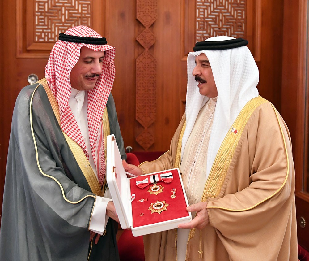 جلالة الملك يمنح سفير الكويت وسام البحرين من الدرجة الأولى
