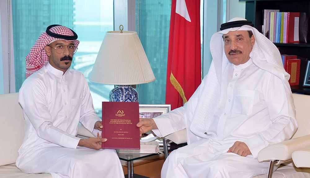  حميدان يتسلم رسالة ماجستير حول "أسباب سعادة موظفي القطاع المالي"