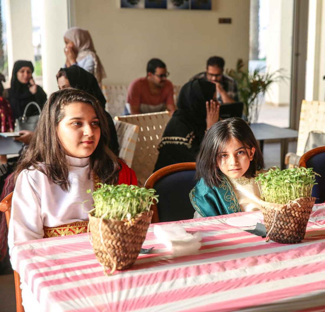 عشرات الأطفال يشاركون في ورشة "الحية بيه" في متحف موقع قلعة البحرين