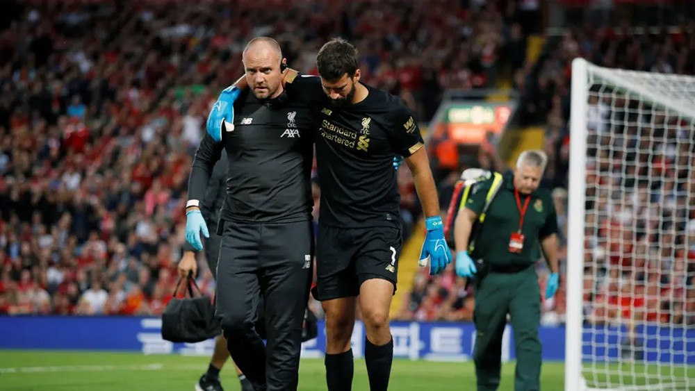 ليفربول يفقد حارسه أليسون في مباراة السوبر الأوروبي
