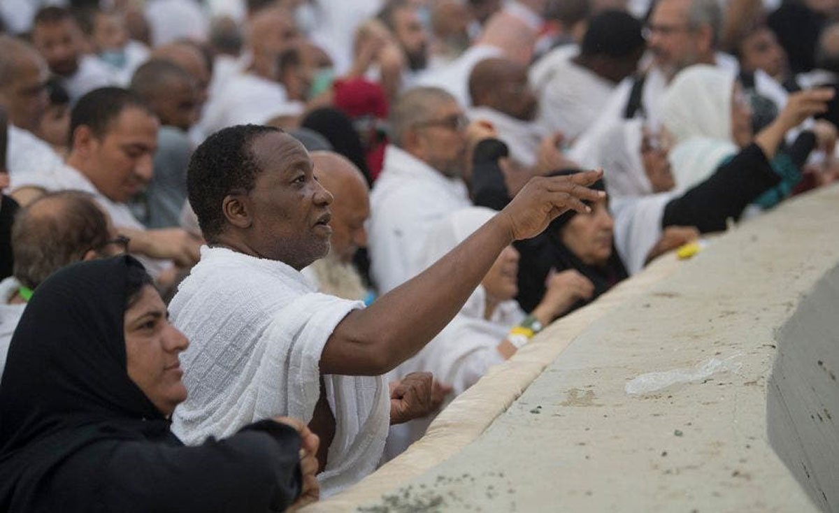 الحجاج يرمون الجمرات في أول أيام عيد الأضحى