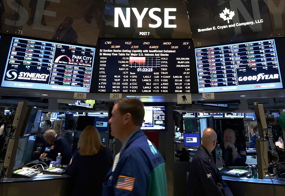 المؤشرات الأميركية تنهي أسبوعاً متقلباً بتراجعات بأقل من 1%