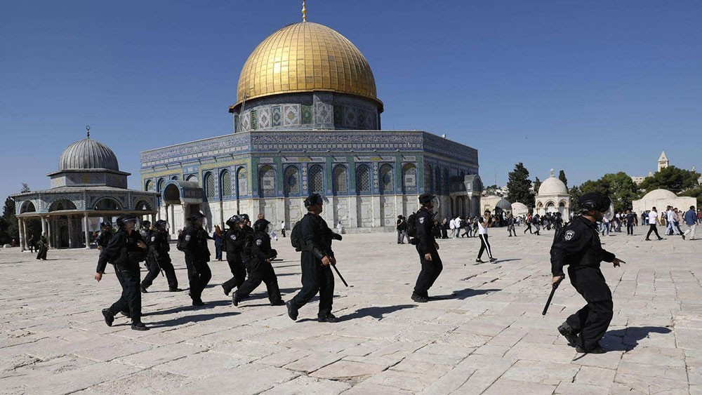 الجيش الإسرائيلي يقتحم المسجد الأقصى بعد عملية طعن بالقدس