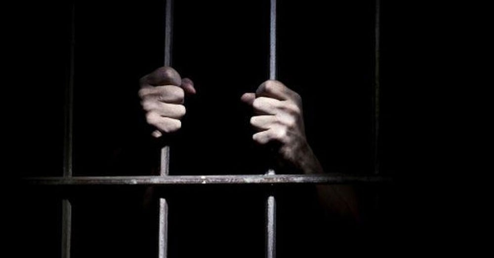 الحبس سنة لموقوف تلفظ عنصريا بحق شرطي وضرب آخر