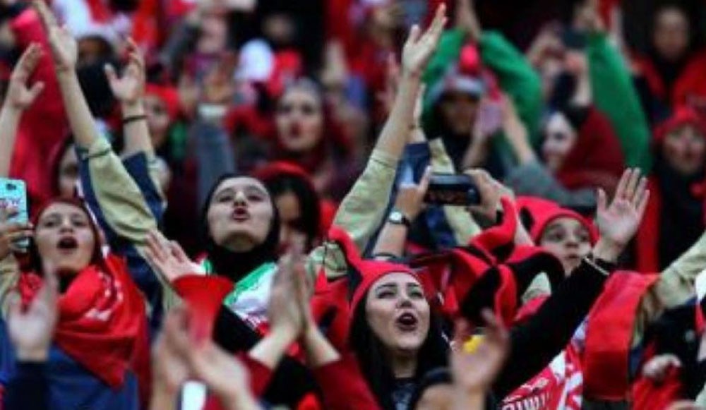 السلطات الإيرانية تعتقل 6 ناشطات يطالبن بدخول النساء للملاعب