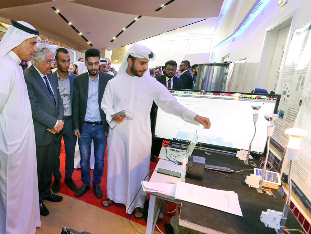 فريق طلابي بجامعة البحرين يصمم تطبيقاً ذكياً يكشف الخلل بأعمدة الإنارة