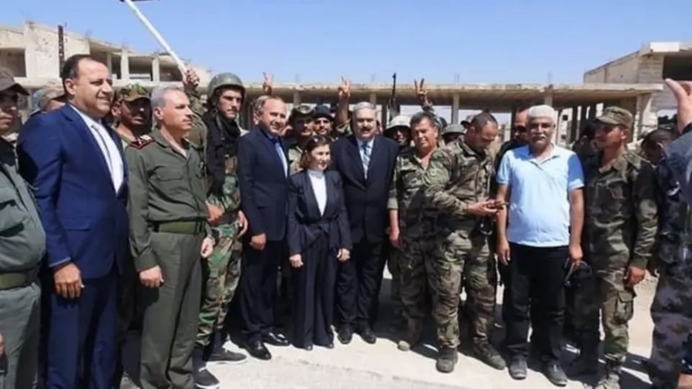 فجأة.. مستشارة الأسد في خان شيخون وسط حراسة مشددة