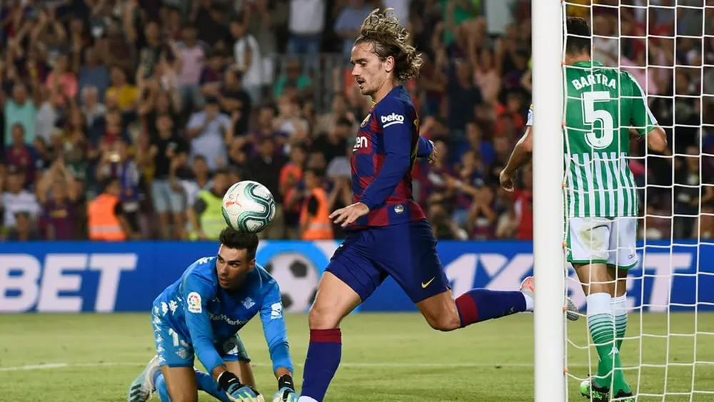 غريزمان يسطع في فوز برشلونة العريض على بيتيس