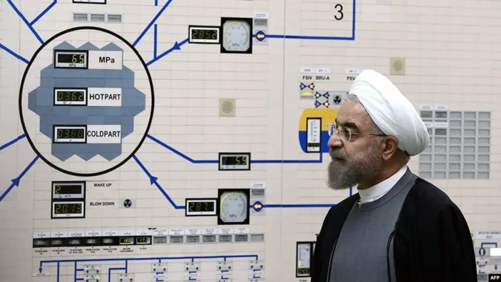 ظريف يفاوض فرنسا.. وروحاني يتشدد في طهران