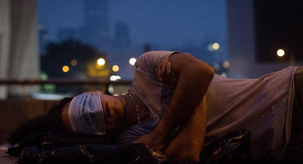 هل تستيقظ فجأة أثناء نومك؟.. العلم يفسر الظاهرة