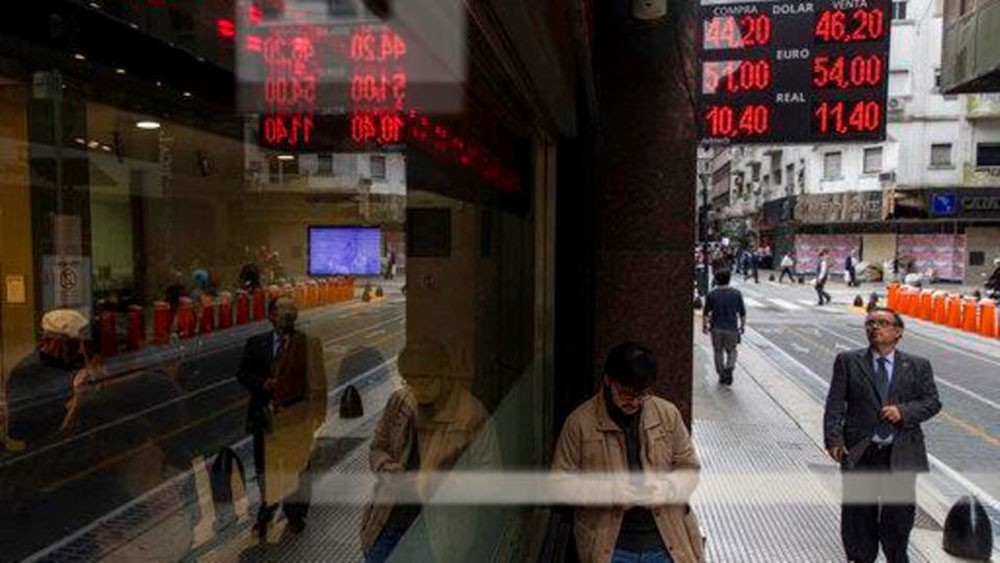 البيزو يهبط مجددا و"المركزي" يبيع 262 مليون دولار