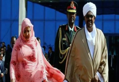 السودان.. زوجة البشير "مكبلة" داخل منزلها