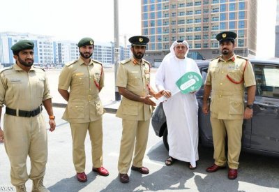  شرطة دبي تكافئ مقيما بسيارة إلى باب منزله 