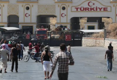5 حراس أتراك ينهالون ضرباً على 8 نازحين من إدلب