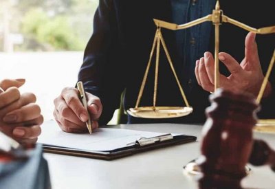 الحبس شهر لمحامية امتنعت عن سداد رواتب موظفة