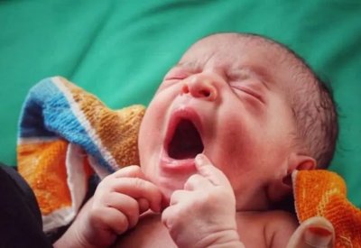 فيديو يهز كركوك.. رضيع حشي فمه بالقطن يصارع الحياة
