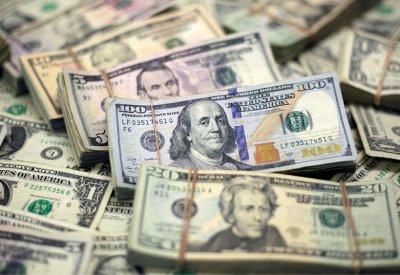 الدولار ينتعش مع استيعاب الأسواق لصدمة النفط