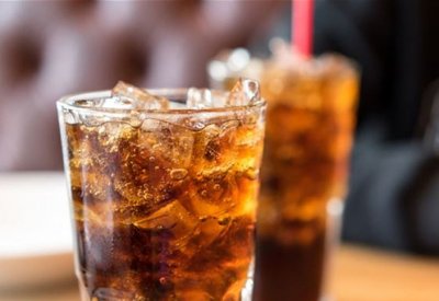 دراسة خطيرة.. كوبان من المشروبات الغازية يومياً يسببان الوفاة المبكرة!