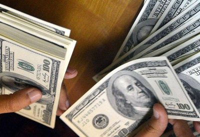 الدولار يرتفع وسط تراجع توترات النفط 