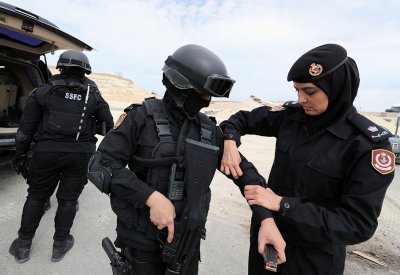 سكرانة تدعو لشرطية بعدم الرزق بالأولاد وتصف أخرى بـ"بودي قارد"