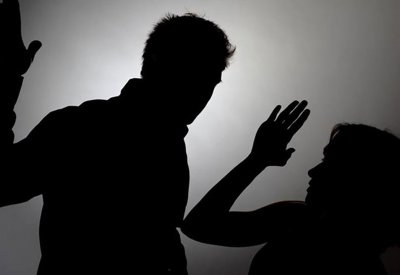 رفض معارضة سكران محكوم 3 سنوات لضربه شابة "بوكس" وركلها