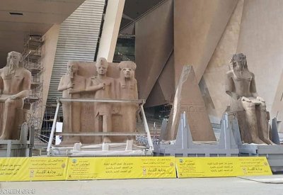  الآثار المصرية تنقل 4 قطع ضخمة إلى "المتحف الكبير" 
