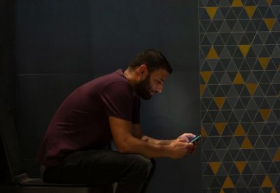 دراسة تكشف مخاطر استخدام الهاتف الذكي في دورة المياه