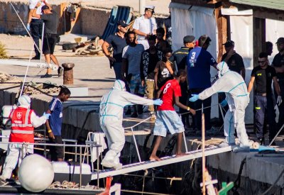 التايمز: تدفق مهاجرين جدد من تركيا يضغط على جزر اليونان