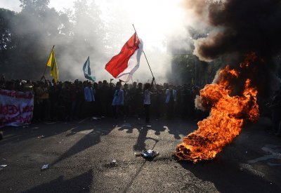 20 قتيلاً وعشرات الجرحى باحتجاجات في إندونيسيا