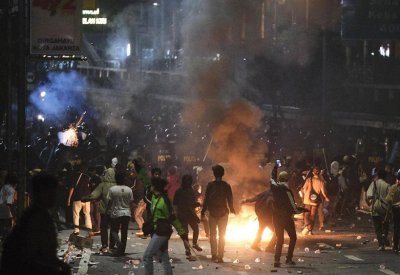 قتيلان باحتجاجات طلابية عنيفة في إندونيسيا