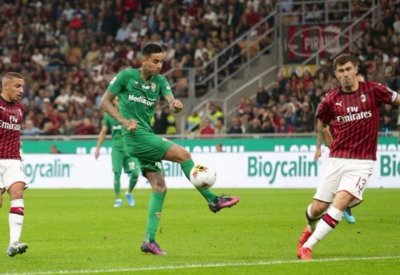 فيورنتينا يزيد أوجاع ميلان بثلاثية قاسية