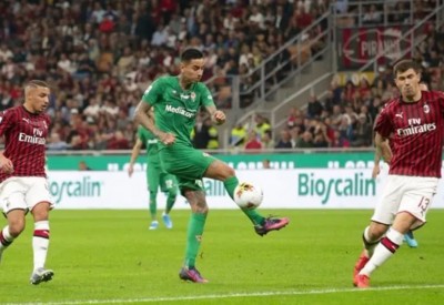 فيورنتينا يزيد أوجاع ميلان بثلاثية قاسية