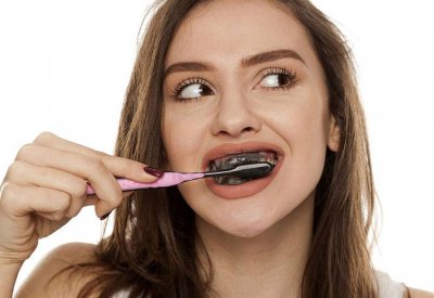 تبييض الأسنان بالفحم.. حقيقة أم وهم؟