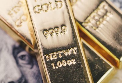أونصة الذهب تهبط لـ 1490 دولاراً.. لهذه الأسباب