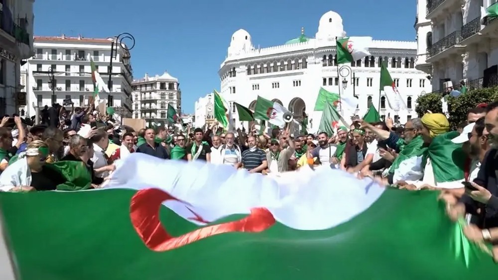 الجزائر.. الوساطة تعد مشروع قانون لتنظيم الانتخابات