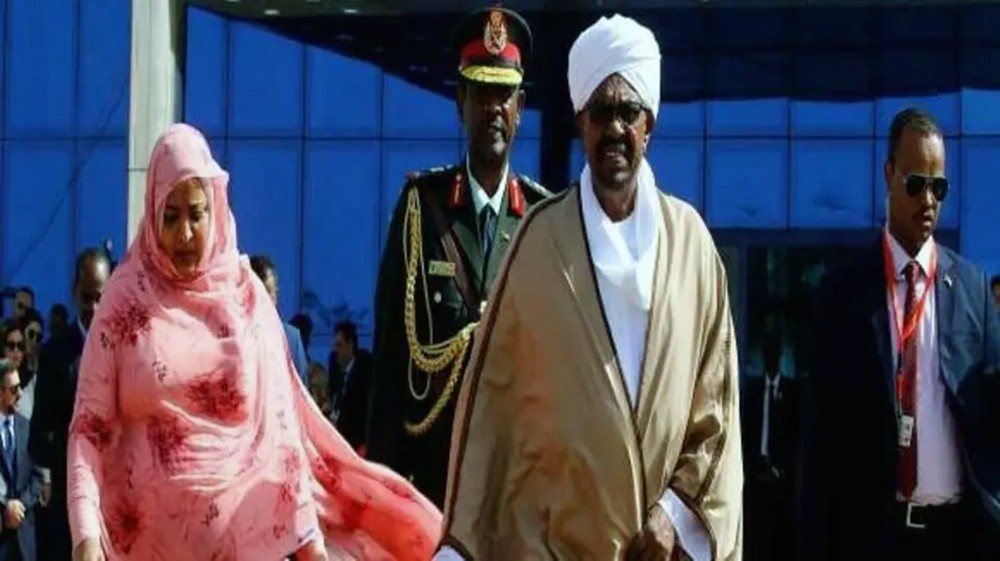 السودان.. زوجة البشير "مكبلة" داخل منزلها