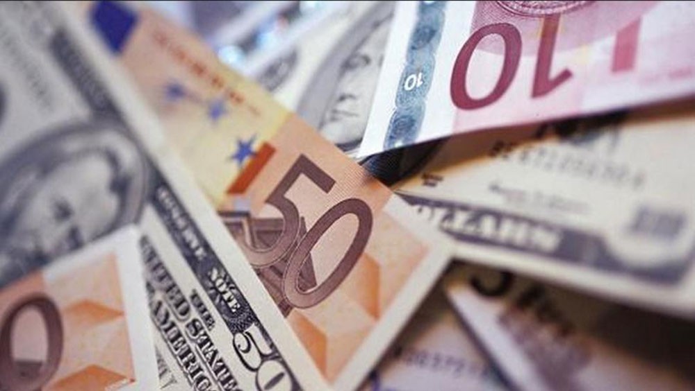 اليورو يتراجع عن مستوى 1.10 دولار إلى أدنى مستوى منذ مايو 2017