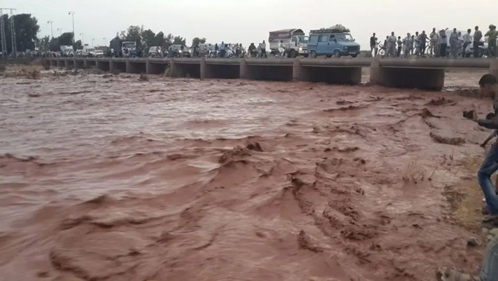 8 قتلى.. حصيلة فيضانات ابتلعت ملعباً لكرة القدم بالمغرب