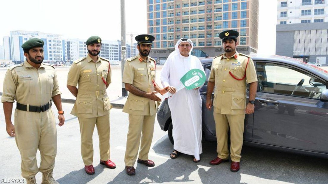  شرطة دبي تكافئ مقيما بسيارة إلى باب منزله 