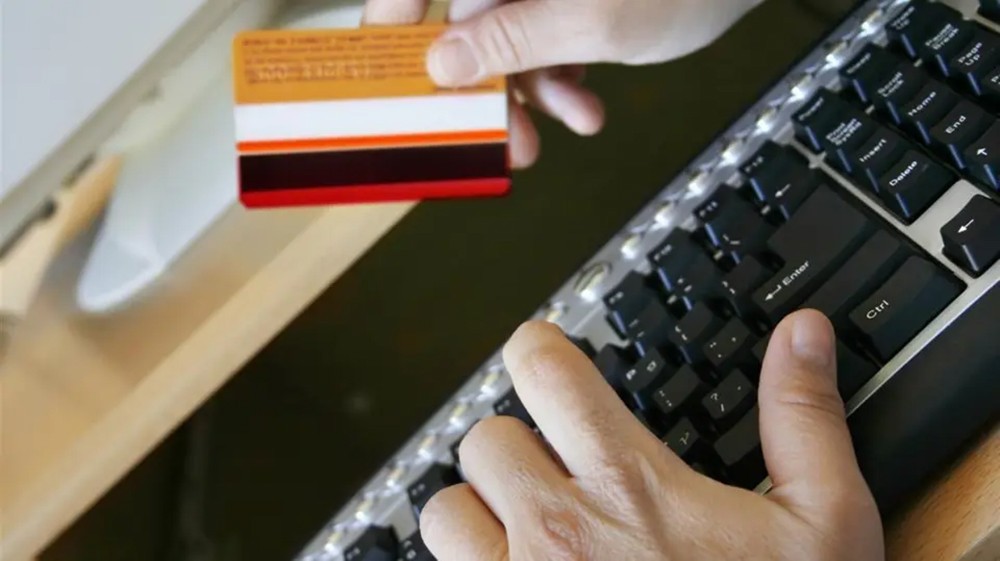 كم ينفق الفرد في الإمارات على التجارة الإلكترونية سنوياً؟